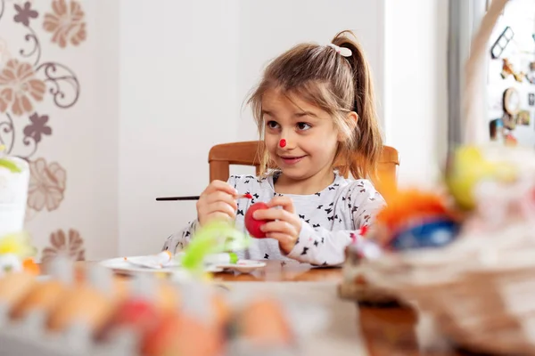 イースターのためのかわいい小さな女の子塗装卵 — ストック写真