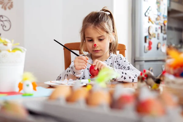 Petite Fille Mignonne Peinture Oeuf Pour Pâques — Photo