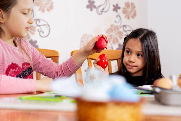 Les Enfants Âge Préscolaire Frapper Des Œufs Pâques — Photo