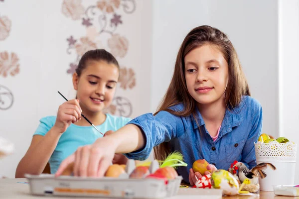 Foto Van Schattige Kinderen Schilderij Paaseieren Thuis — Stockfoto