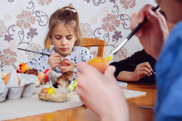 Kleine Meisjes Verven Voor Paas Dag — Stockfoto