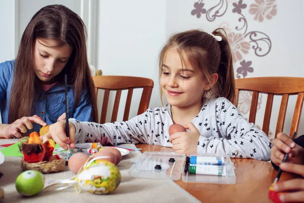 Foto Van Cute Kids Schilderij Easter Eggs — Stockfoto