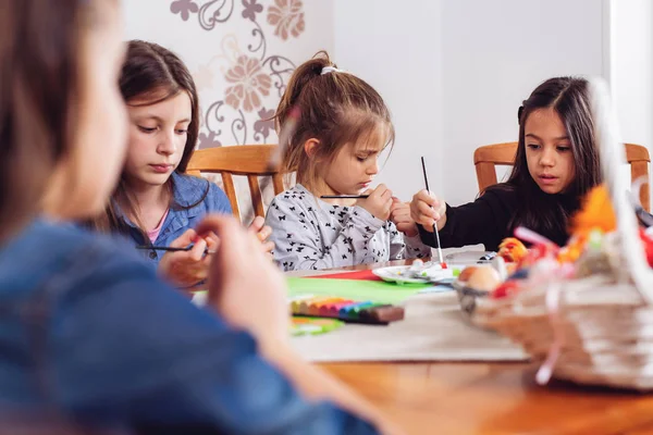 Kleine Meisjes Verven Voor Paas Dag — Stockfoto