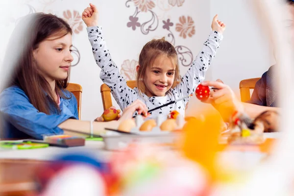 Foto Van Cute Kids Schilderij Easter Eggs — Stockfoto