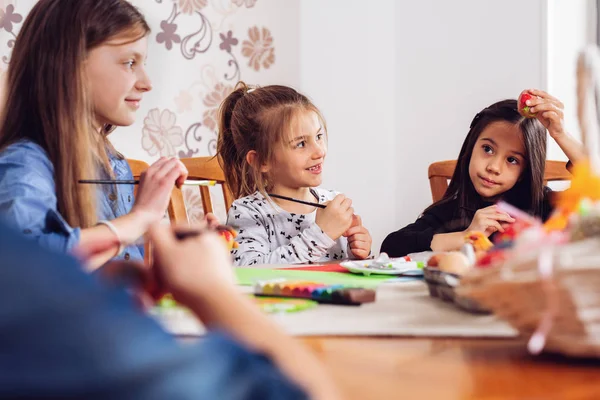 Weinig Vrienden Paaseieren Schilderij Voor Vakantie — Stockfoto