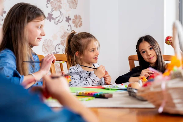 Små Vänner Måla Påskägg Innan Semester — Stockfoto