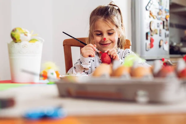 Petite Fille Mignonne Peinture Oeuf Pour Pâques — Photo