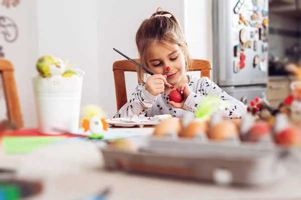 Petite Fille Mignonne Peinture Oeuf Pour Pâques — Photo