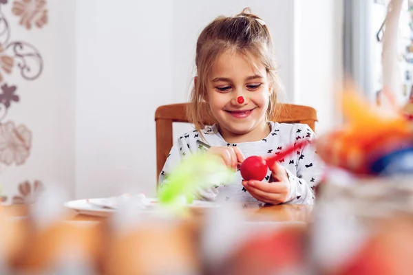 Милая Маленькая Девочка Рисует Яйцо Пасху — стоковое фото