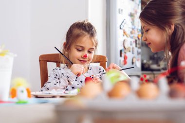 Mutlu Paskalya. Güzel bir çocuk kız boyama paskalya yumurtaları
