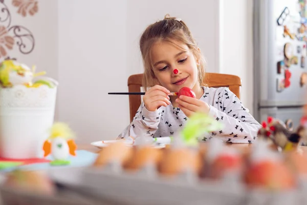 Menina Bonito Pintar Ovo Para Páscoa — Fotografia de Stock