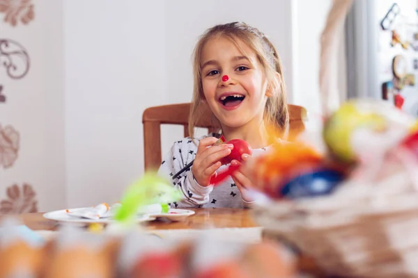 Gelukkige Pasen Een Mooi Kind Meisje Schilderij Easter Eggs — Stockfoto