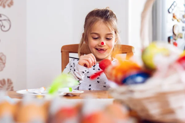 Petite Fille Mignonne Peinture Oeuf Pour Pâques — Photo