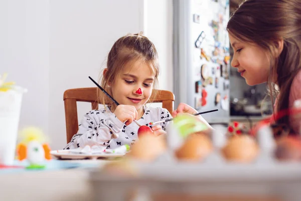 Gelukkige Pasen Een Mooi Kind Meisje Schilderij Easter Eggs — Stockfoto