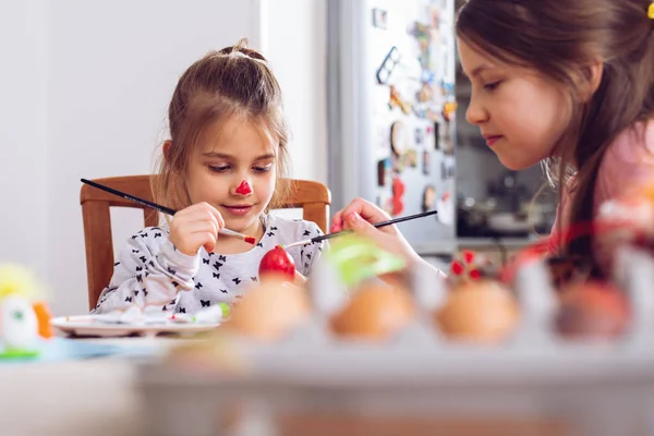 Gelukkige Pasen Een Mooi Kind Meisje Schilderij Easter Eggs — Stockfoto