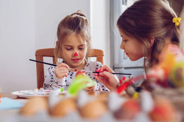Счастливой Пасхи Красивая Девочка Рисует Пасхальные Яйца — стоковое фото