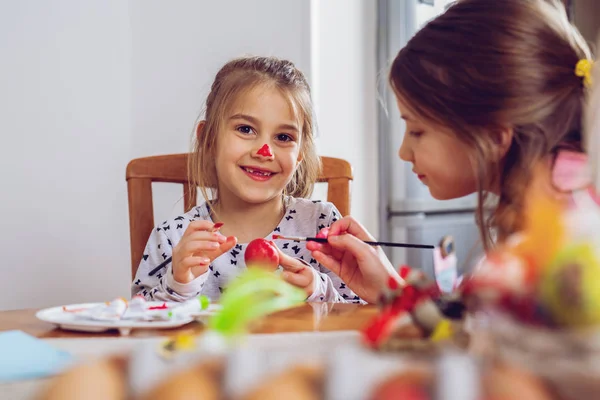 Gelukkige Pasen Een Mooi Kind Meisje Schilderij Easter Eggs — Stockfoto