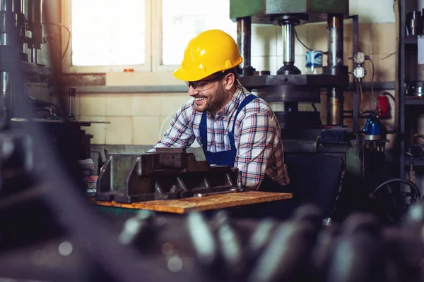 Metallurgiearbeiter Glücklich Seiner Werkstatt Mit Schutzhelm Auf — Stockfoto