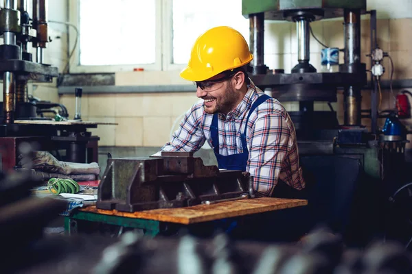 Metalurgia Trabalhador Feliz Trabalhando Sua Oficina Com Capacete Segurança — Fotografia de Stock