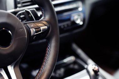 Direksiyon simidi üzerinde araba ses kontrol düğmesinin closeup