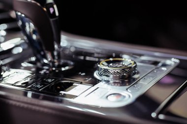 Modern bir otomobilin otomatik vites çubuğu 