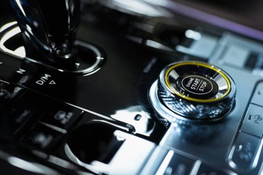 Başlat ve Durdur düğmesi. Pano ve kokpit detayları ile modern araba iç