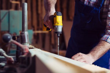 İş tezgâhı üzerinde El aracıyla çalışan Carpenter 