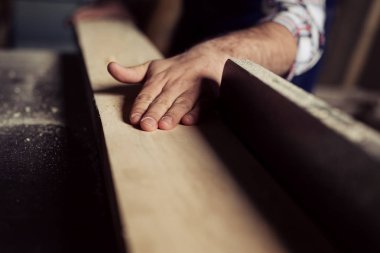 Marangoz marangozluk atölyesinde işini yapıyor.