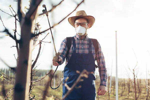 Rolnik Opryskiwania Drzew Pestycydami Opryskiwacza Pompy — Zdjęcie stockowe