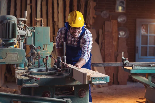 Tischler Macht Seinen Job Tischlerei — Stockfoto