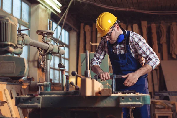 Timmerman Doet Zijn Werk Timmerwerkplaats — Stockfoto