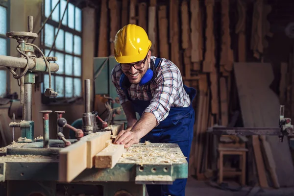 Falegname Che Taglia Pezzo Legno Nella Sua Falegnameria — Foto Stock