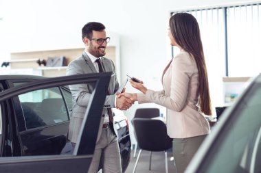 Genç pazarlamacı araba bayilik istemcisinde ile çalışma 