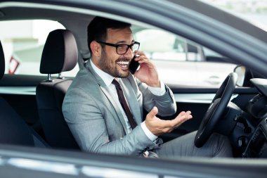 Genç iş adamı test sürücü yeni araba