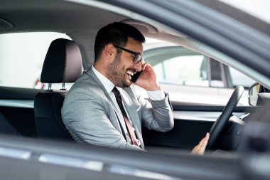 Genç iş adamı test sürücü yeni araba