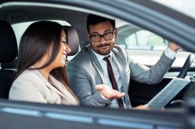 Araba galerisinde alıcıya satan profesyonel satış temsilcisi