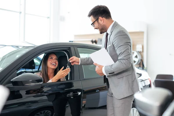 Vendedor Concesionario Automóviles Venta Vehículos — Foto de Stock