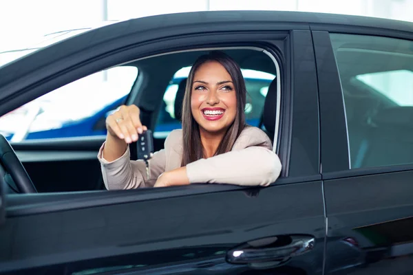 Jeune Femme Heureuse Près Voiture Avec Les Clés Main Acheter — Photo