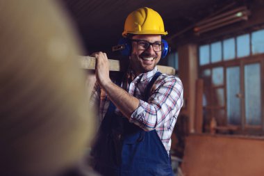 Yakışıklı genç marangoz atölyesinde