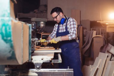 Marangozlar iş yerinde resim