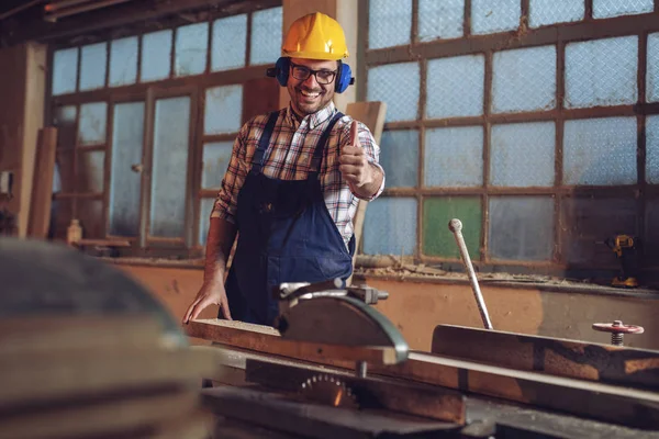 Carpinteiro Posando Seu Local Trabalho Oficina Carpintaria Happy Carpenter — Fotografia de Stock