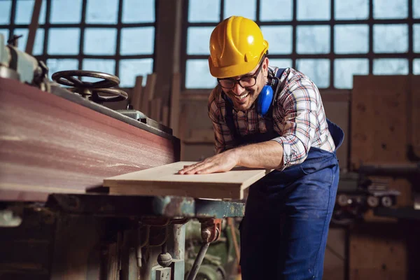 Schreiner Arbeitet Tischlerei Holzbearbeitungsmaschinen — Stockfoto