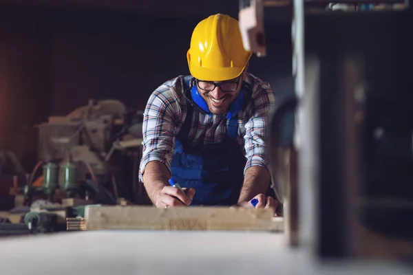 Carpintero Midiendo Una Barra Madera Pie Una Mesa Taller — Foto de Stock