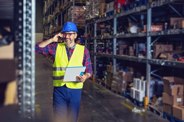 Warehouse Worker Talking Phone Holding Clipboard — Stock Photo, Image
