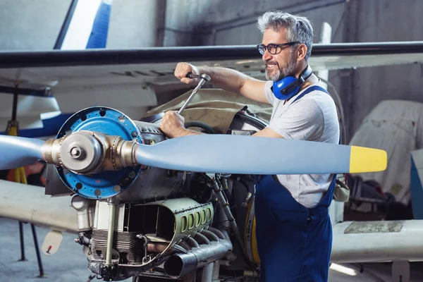 Μηχανικός Αεροσκαφών Επιδιορθώνει Μια Μηχανή Αεροσκαφών Ένα Υπόστεγο Αεροδρομίου — Φωτογραφία Αρχείου