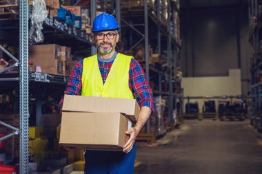 Karton kutu yerleştiren depo işçisi