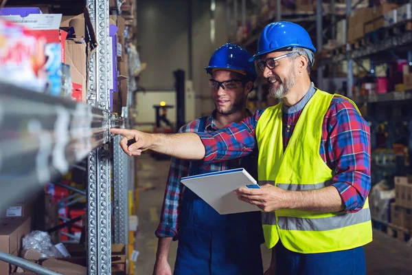 Two Warehouse Workers Filling Document — Stock Photo, Image