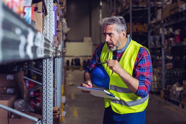 Focused Warehouse Manager Writing Clipboard — Stock Photo, Image