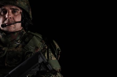 Koyu arka planda tüfek ile Asker özel kuvvetler 