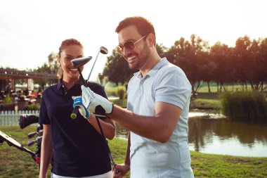 golf sahası üstünde genç Çift. 